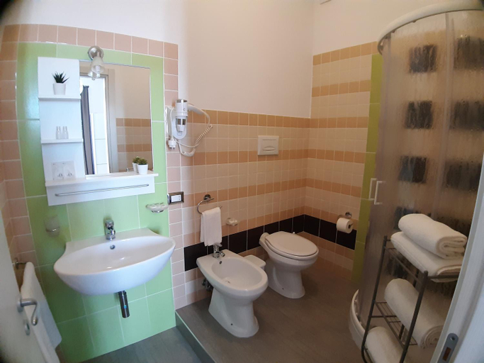 Bathroom 4, Costa Sicula, Syracuse