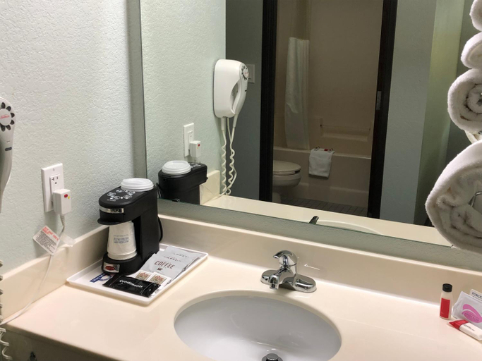 Bathroom 4, Days Inn by Wyndham Iron Mountain, Dickinson