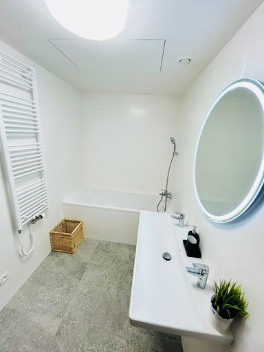 Bathroom 3, New Luxury Apartmen Metro Station, Praha 5