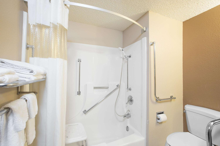 Bathroom 4, Super 8 by Wyndham Sioux City/Morningside Area, Woodbury