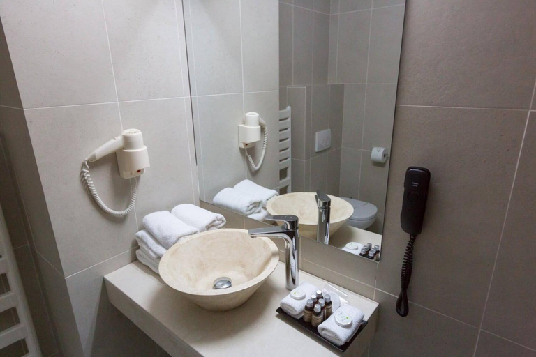 Others 3, Hotel McPietroasa, Izvoru