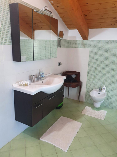 Bathroom 16