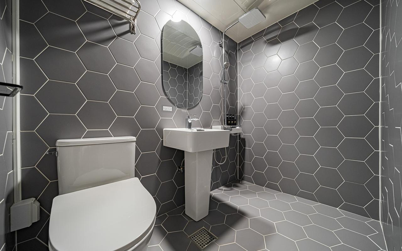 Bathroom 4, Gwangmyeong Intersection No. 25, Guro
