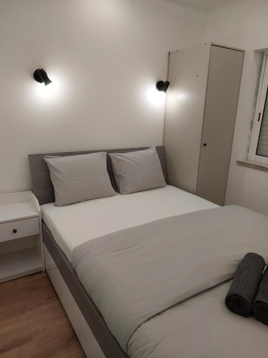 Lisbon South Bay Rooms, Almada