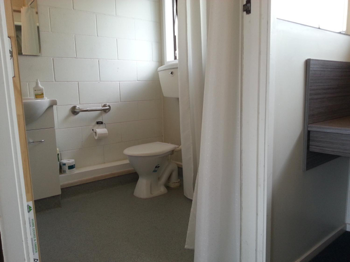 Bathroom 4, Orana Motor Inn, Far North