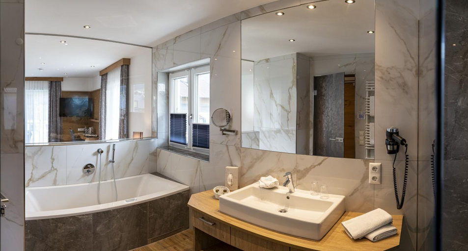 Bathroom 4, Wellness & Landhotel Prinz- Wellness & Romantik, Berchtesgadener Land