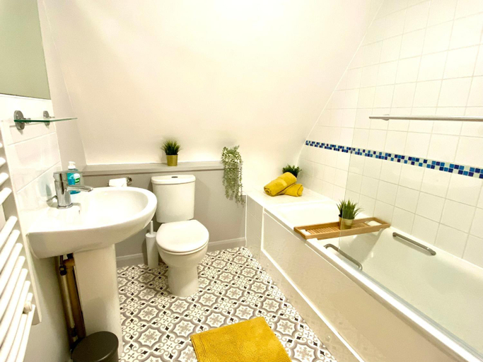 Bedroom 4, Beautiful Stylish 2 Bedroom Apartment! - 5 Minute Walk to the Best Beach! - Great Location - Parking, Poole