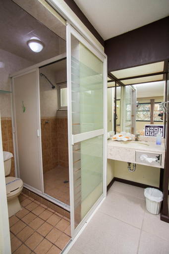 Bathroom 2, Hotel Restaurant 1904, Xaltocan