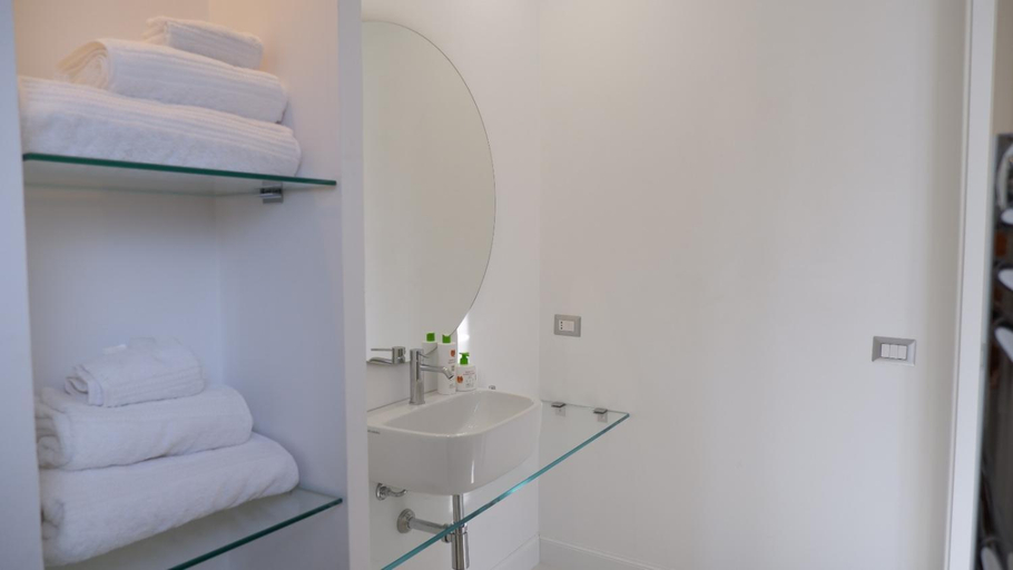 Others 4, Apulian Home 192, Bari
