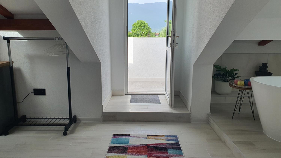 Others 5, Apartmani Gandi, Una-Sana