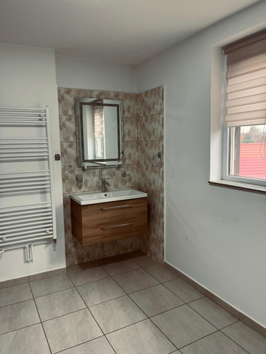 Bathroom 2, Random House, Brasov