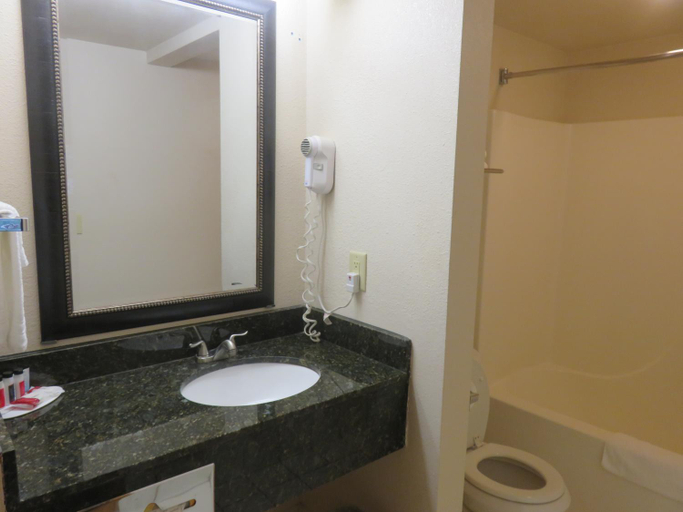 Bathroom 4, Baymont Inn & Suites by Wyndham Fargo, Cass