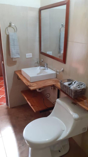 Bathroom, Hotel Suamena, Sáchica