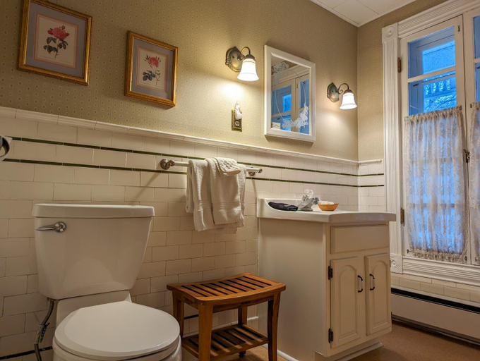 Bathroom 2, Hudson Manor Bed & Breakfast, Schuyler