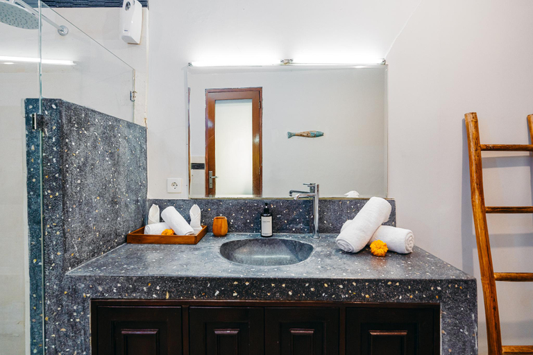 Bathroom 2, MAHAYANA 2BR -7min Beach Access & 10min to CANGGU, Badung