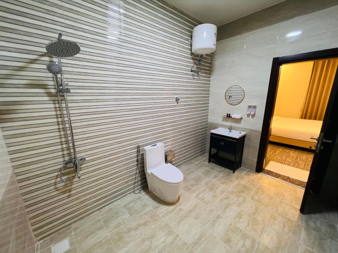 Bathroom 2, Falcon Grand Hotel, Sur