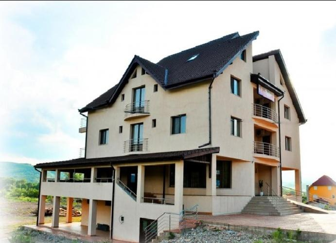 Others 5, JRB Hotel, Lunca