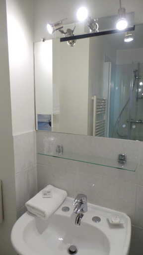 Bathroom 5, Hôtel Le Cambronne, Loire-Atlantique