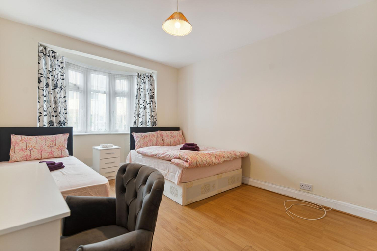 Others 5, Beautiful Cozy Room, London