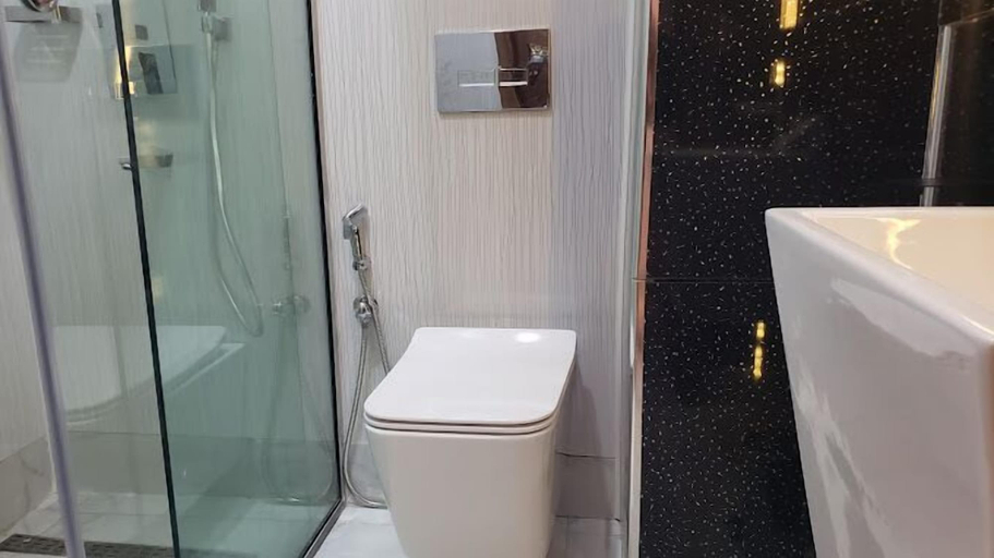 Bathroom 4, Queens Court Hotel, Ikeja