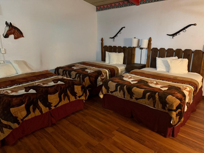 Bedroom 2, Cinderella Motel, San Benito