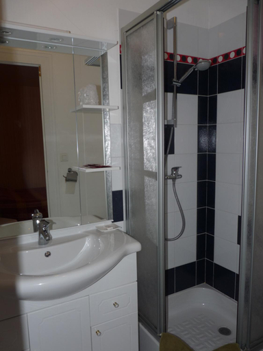 Bathroom 3, Hotel Patton, Manche