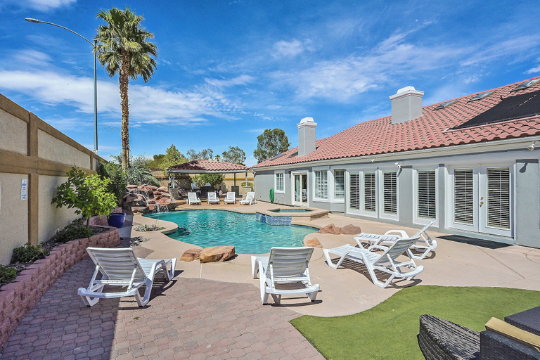 Exterior & Views, Villa - 8 Bedrms 5 Bths 15 Beds, Clark