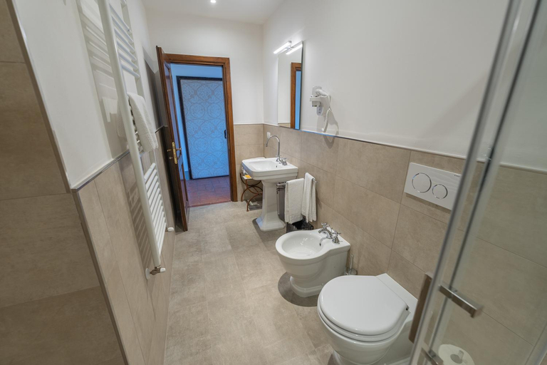 Bathroom 3, Corte di Valle Agriturismo, Florence