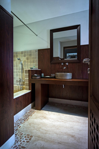Bathroom 11