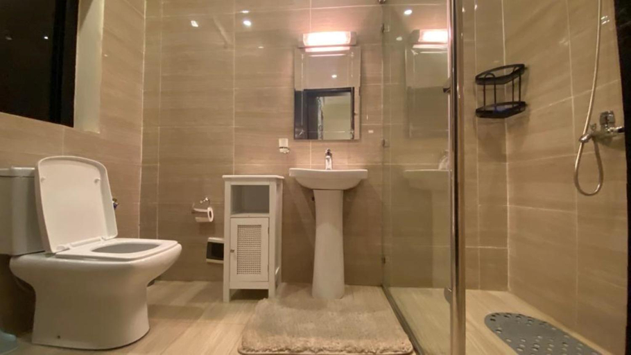 Bathroom 3, The One, Mfoundi