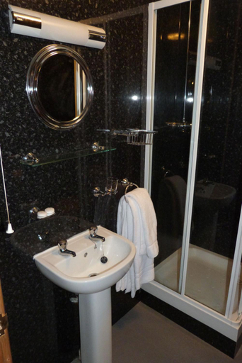 Bathroom 2, Hurst Dene Aparthotel, Swansea