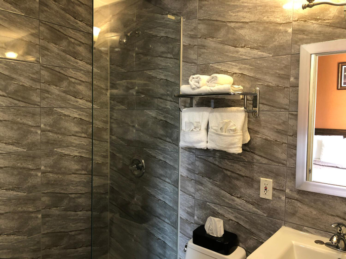 Bathroom 4, The Vue Express @ 39th Street, New York