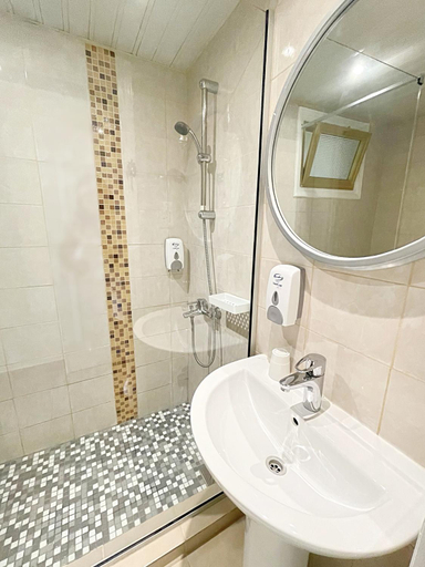 Bathroom 3, Antonis G Hotel Apartments, Larnaca