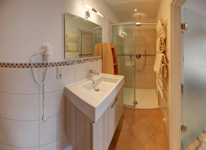 Bathroom 3, Gasthof-Metzgerei Hirschbichler - Chiemgau Karte, Traunstein