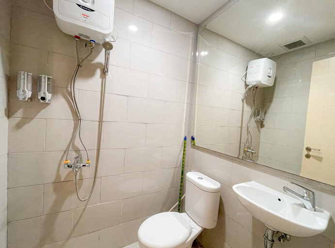 Bathroom, Modern Cozy La Casa VI at Benson Tower, Surabaya