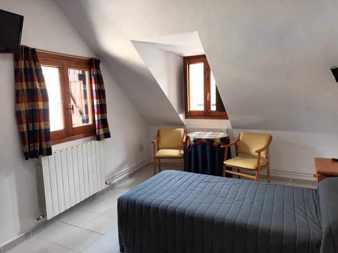 Bedroom 4, HOTEL FAMILIAR MAXIMINA, Huesca