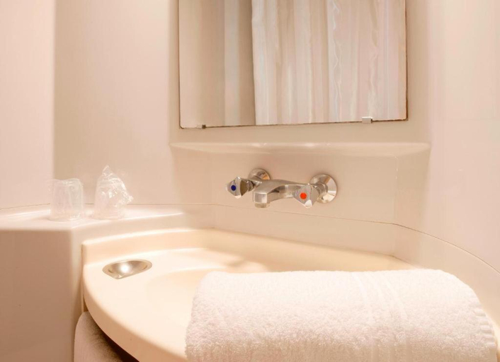Bathroom 5, Premiere Classe Angers Ouest - Beaucouzé, Maine-et-Loire