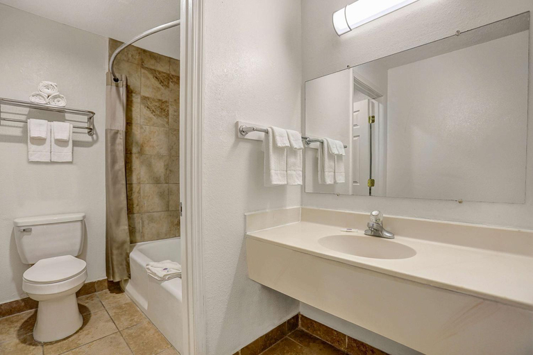 Bathroom 4, Motel 6 Clovis, NM, Curry