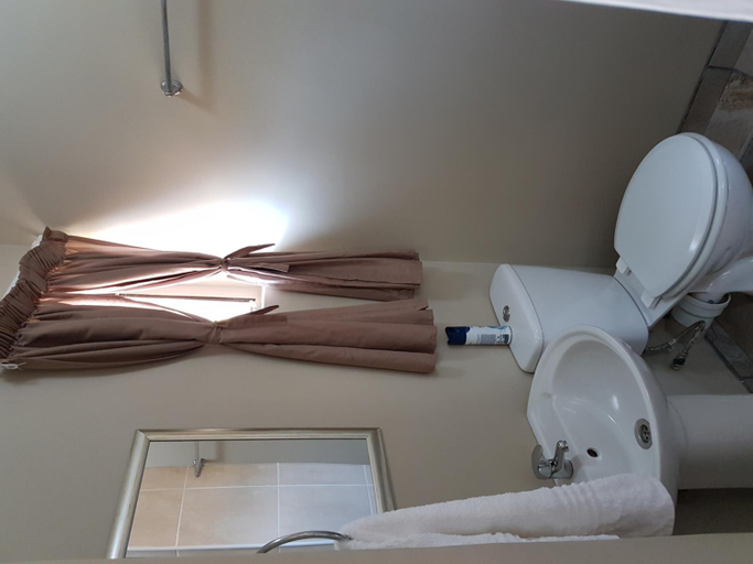 Bathroom 4, Mckala Guesthouse, Frances Baard