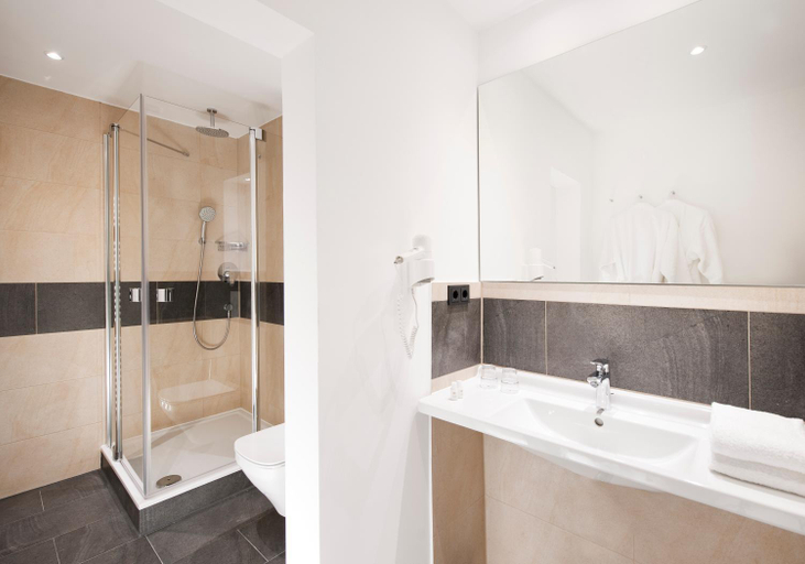 Bathroom 3, Hotel Strandhof, Aurich