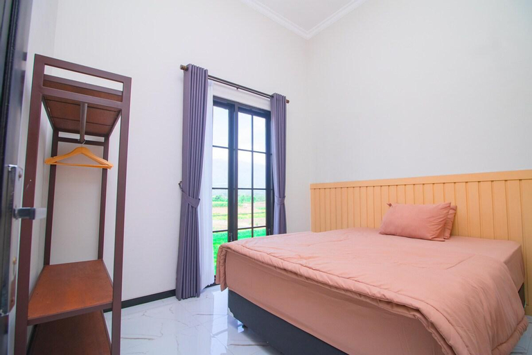 Bedroom 3, Villa Azzalea | Private Pool & Rooftop, Malang