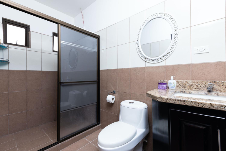 Bathroom 2, Viva Guest House, San José
