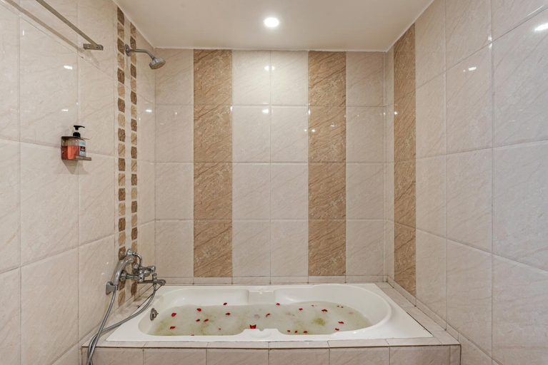 Bathroom, Emerald Retreat, Pune