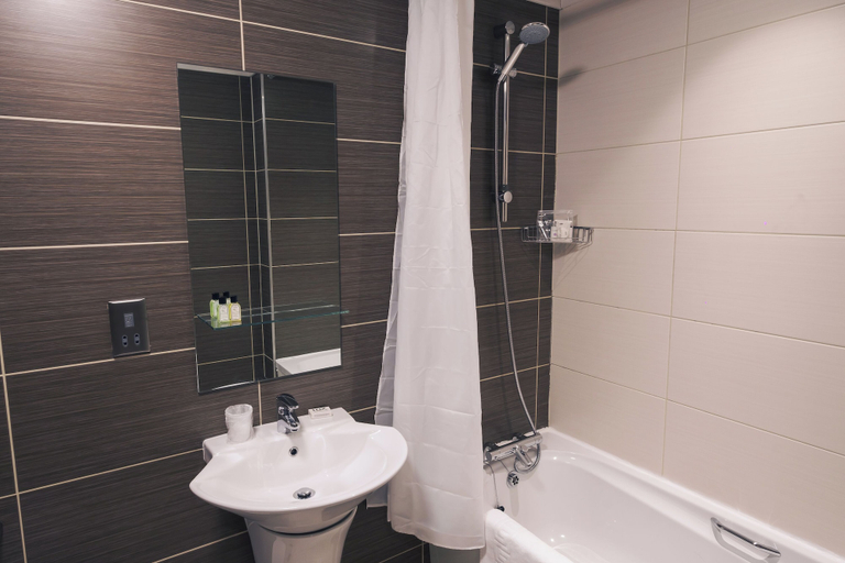 Bathroom 3, Hotel Balmoral, Newcastle upon Tyne