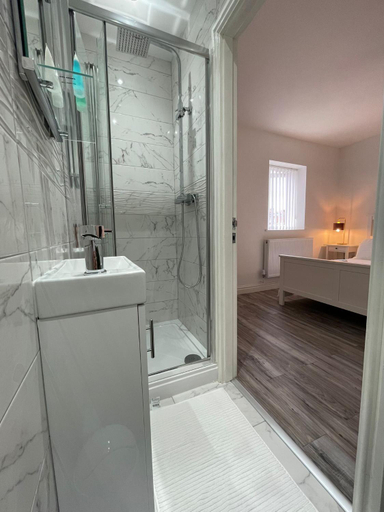 Bathroom 3, Citybreaks Rooms, Sefton