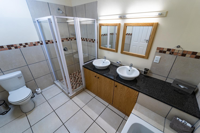 Bathroom 4, Gooderson Drakensberg Gardens and Golf & Spa Resort, Sisonke