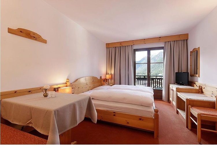 Bedroom, Panorama Garni Ingrid, Bolzano