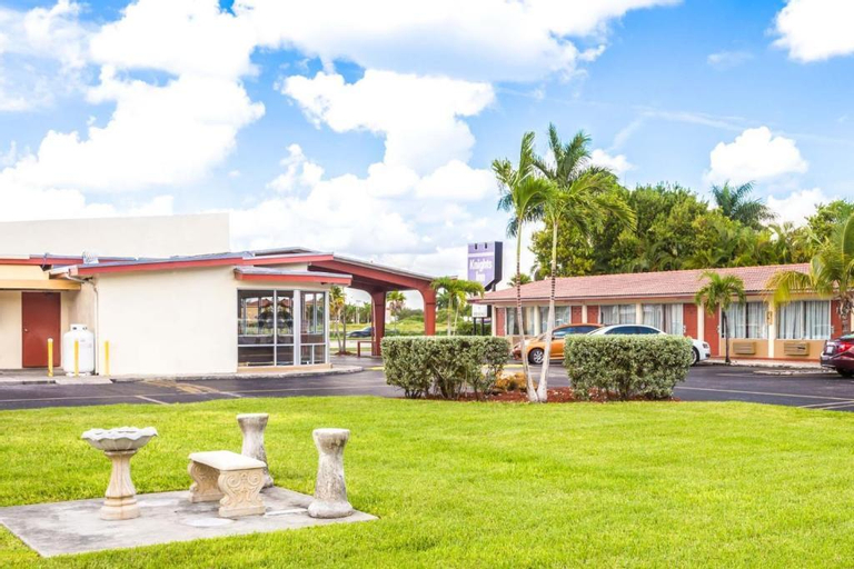 Exterior & Views, Econo Lodge Inn & Suites, Miami-Dade