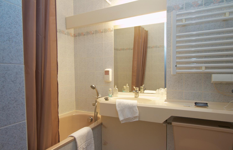 Bathroom, Hotel Sully, Eure-et-Loir