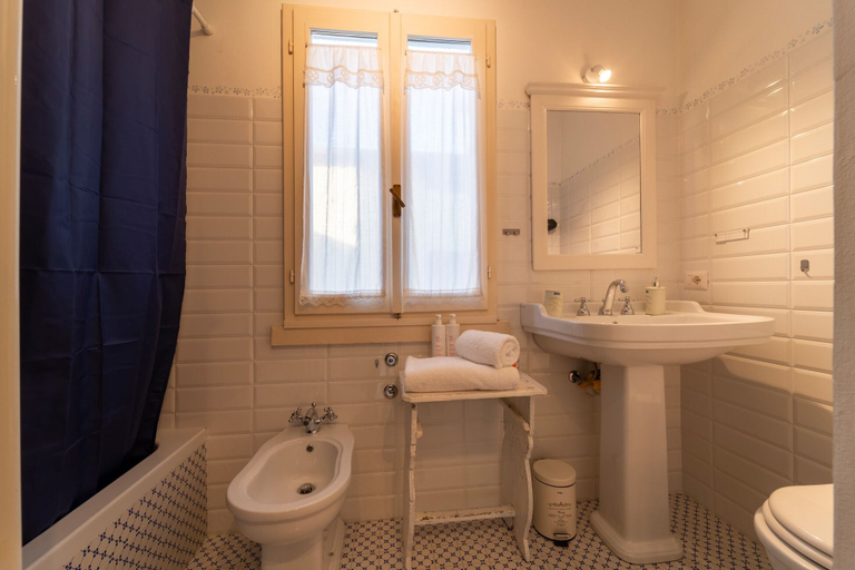 Bathroom 4, Loving Loppia by Wonderful Italy, Como